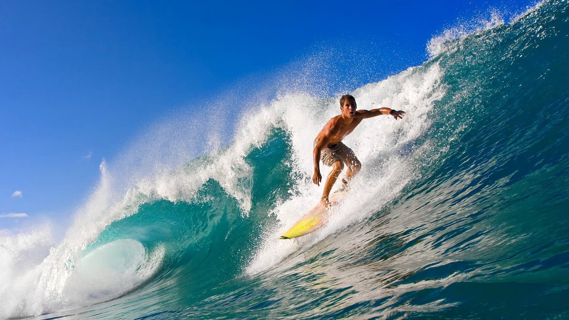 国际VR半马挑战赛 跑者戴头显在虚拟城市中奔跑